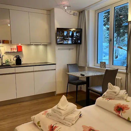Homestay Chesa Quadrella Zimmer Mit Kuechenzeile Inklusive Bergbahnen Im Sommer-Ausser Studio