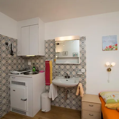 Homestay Chesa Quadrella Zimmer Mit Kuechenzeile Inklusive Bergbahnen Im Sommer-Ausser Studio